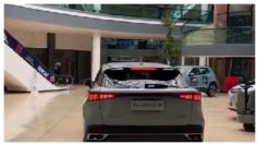 VIDEO | Esta es la audacia con la que acomodan los carros de exhibición en las plazas comerciales