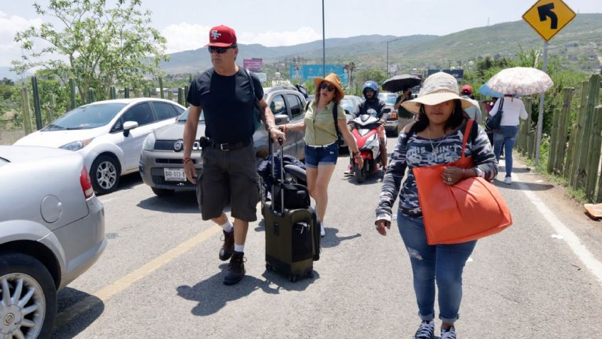 Maestros de la CNTE toman aeropuerto de Oaxaca y provocan cancelación de vuelos