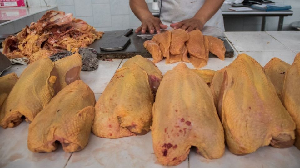 El precio del pollo podría impactar en el bolsillo de las familias mexicanas durante el cierre del tercer mes del año.