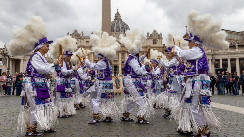 Danzantes mexicanas  saludan al Papa Francisco