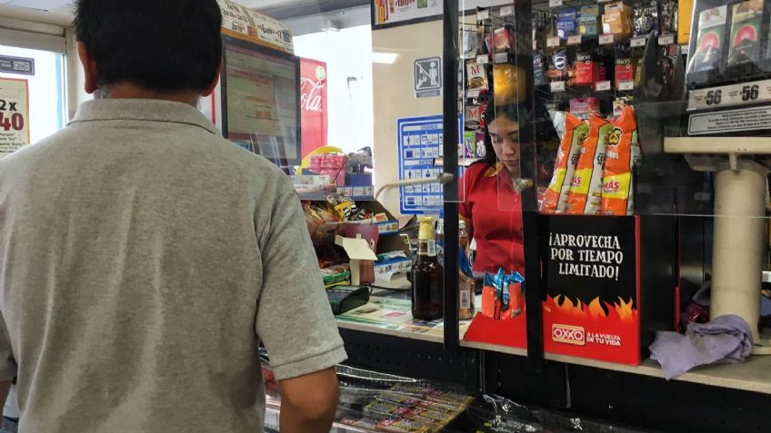 ¿Cómo retirar efectivo de tu tarjeta de la Pensión Bienestar en Oxxo?: horarios y comisiones