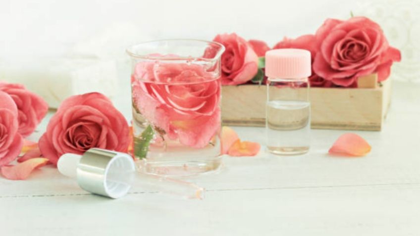 ¿Caspa y falta de brillo? Estos son los 5 beneficios del agua de rosas para el cabello