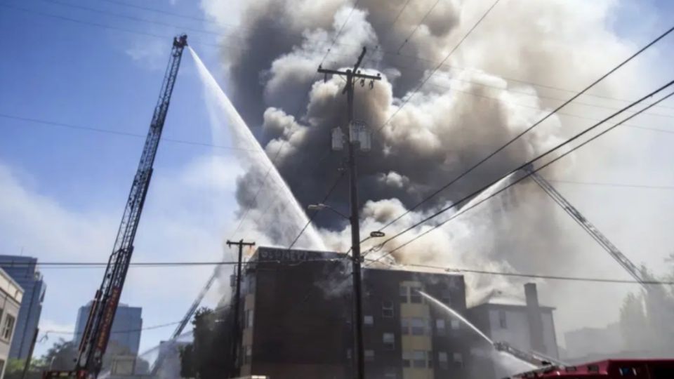 La causa del incendio se desconoce pero parece haber comenzado en el tercer piso