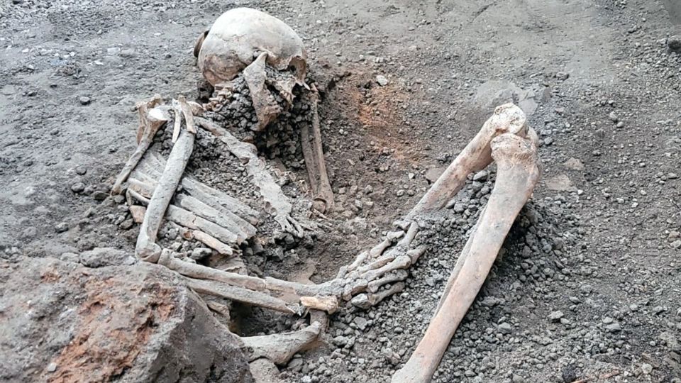 Esta foto sin fecha distribuida el 16 de mayo de 2023 por el Parque Arqueológico de Pompeya muestra los restos de uno de los dos esqueletos descubiertos en el lugar.