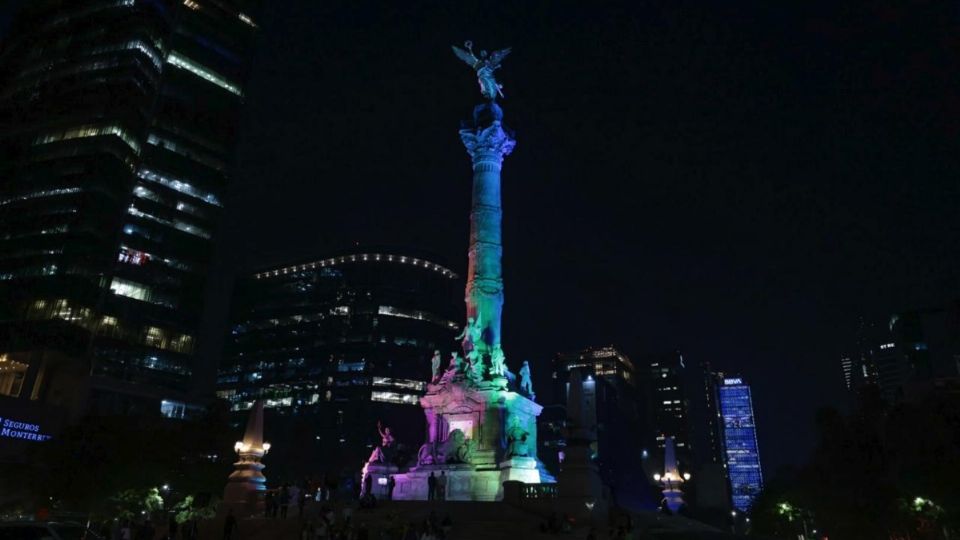 Ángel de la Independencia es iluminado de los colores del arcoíris.