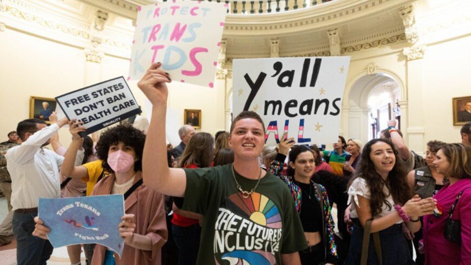 Activistas LGBT+ se manifestaron en contra de las normas.