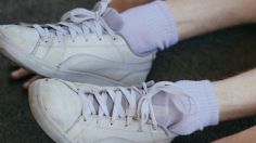 Con maicena, el truco definitivo para eliminar las manchas amarillas en tus tenis blancos