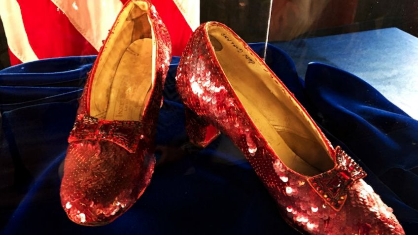 Acusan a un hombre del robo de las zapatillas usadas por Judy Garland en “El mago de Oz”