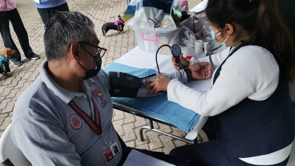 Personal médico dando consultas gratis a los capitalinos