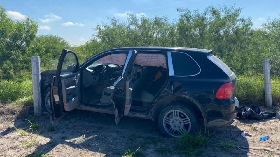 La camioneta quedó abandonada tras el enfrentamiento armado