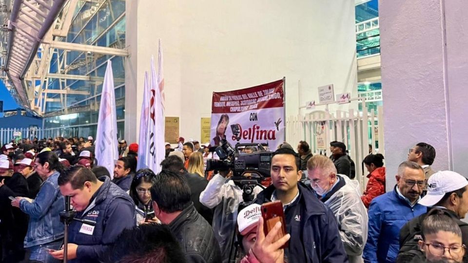 Simpatizantes de Delfina Gómez, así como un grupo de manifestantes de “No al Tarifazo Edomex”, llegaron al lugar, sin importar la llevia que afectó esa zona de Toluca