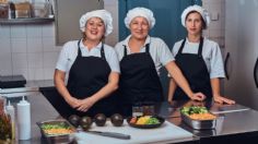 ¡Hay chamba! Gana hasta 33 mil pesos como cocinera en Canadá, no necesitas hablar inglés