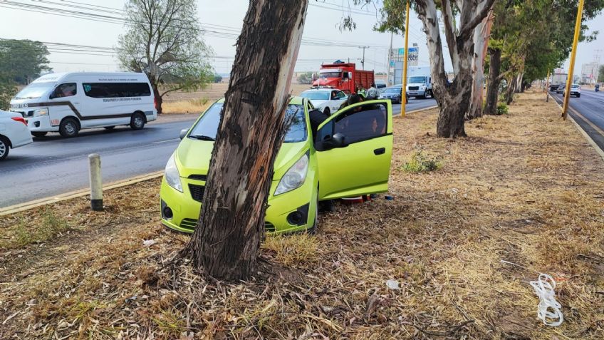 Termina lesionada tras estrellar su carro contra un árbol