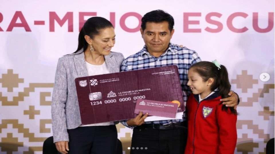 La jefa de Gobierno entregó apoyos a padres de familia de escuelas públicas