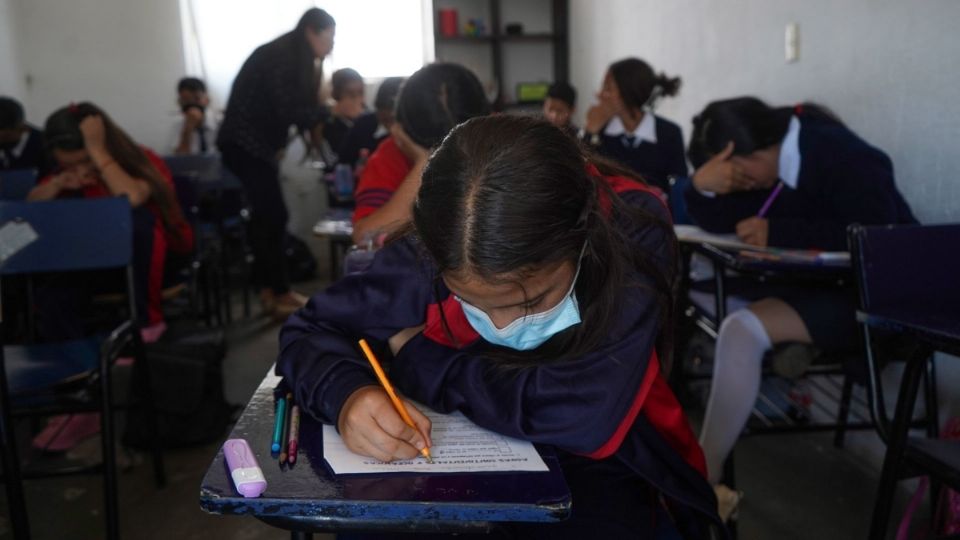 Debido a la contingencia ambiental por la caída de cenizas.