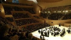 Una mujer tiene un fuerte orgasmo en plena sinfonía de Tchaikovsky en un concierto de filarmónica