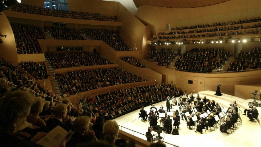 Una mujer tiene un fuerte orgasmo en plena sinfonía de Tchaikovsky en un concierto de filarmónica