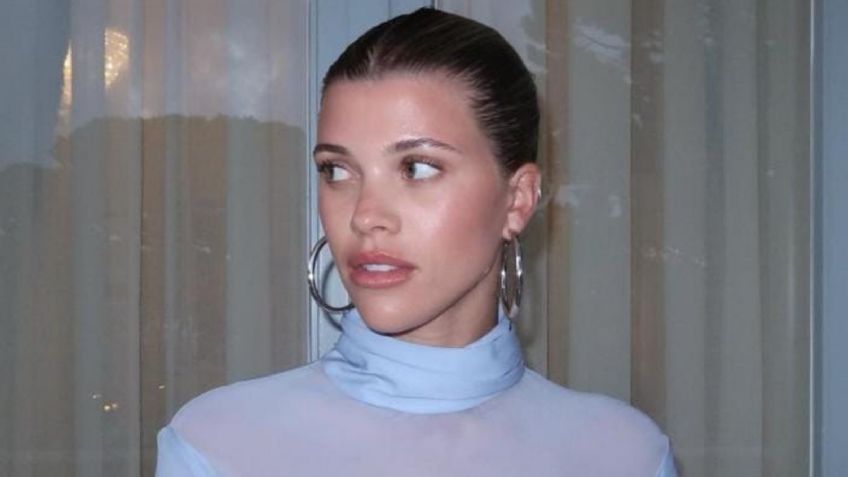 Desde la playa, Sofia Richie impone moda con falda de crochet y bikini