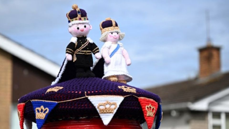 Unos lindos peluches de los nuevos reyes británicos.