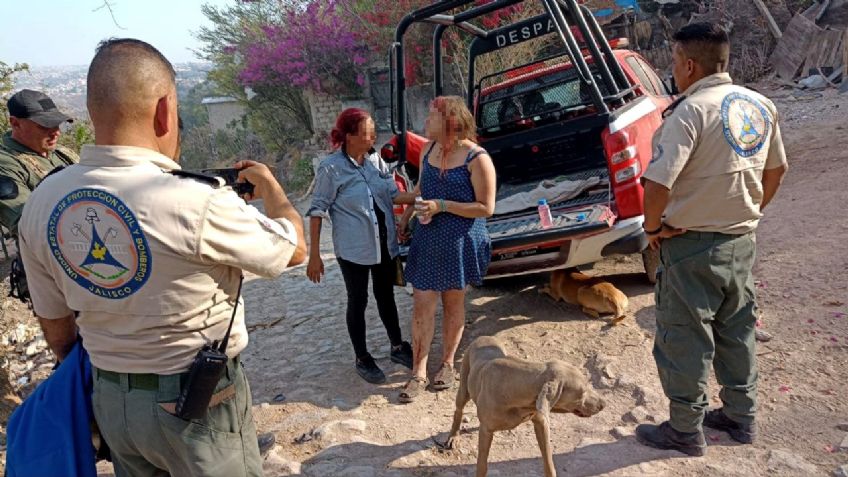 Rescatan a joven extraviada en barranca