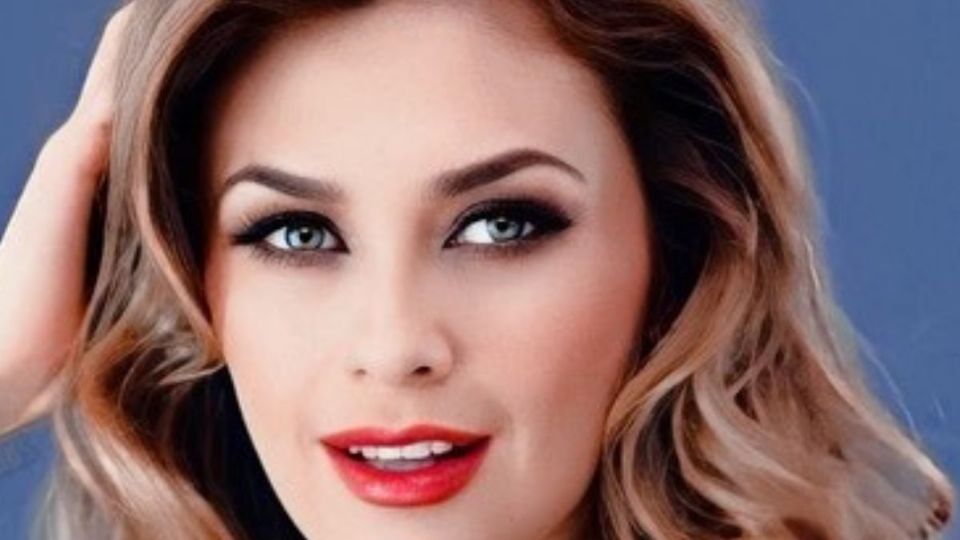 Aracely Arámbula posando. Fuente Instagram @aracelyarambulafans