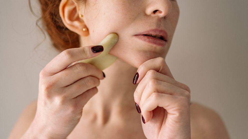 La puedes hacer con tus manos o un gua sha.