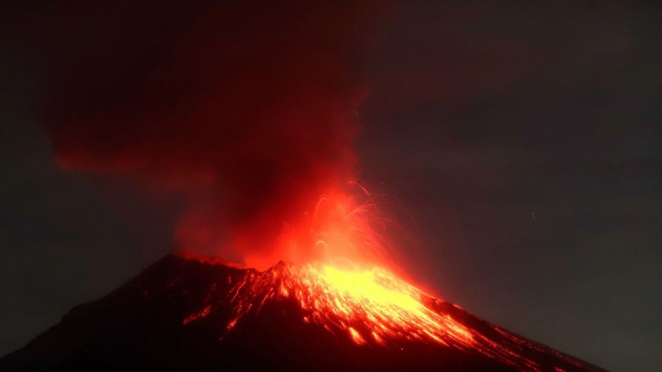 Impresionante foto de una explosión en el cráter del Volcán Popocatépetl.