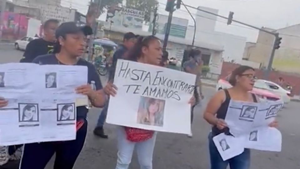 Los manifestantes exigen la pronta aparición de ambos jóvenes.