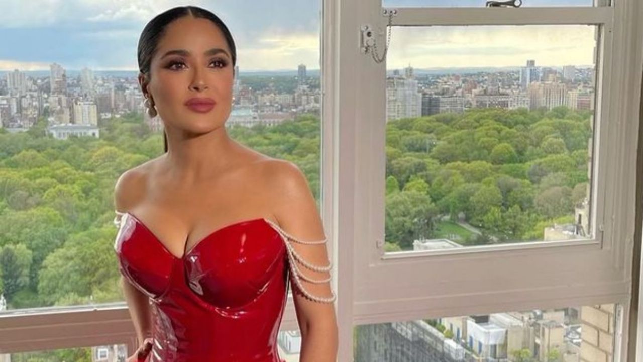 5 pictures of Salma Hayek in black and red dresses that highlight her personality and beauty