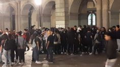 Desalojan a normalistas del centro de Oaxaca: policía frustra intento de quema en el Palacio de Gobierno