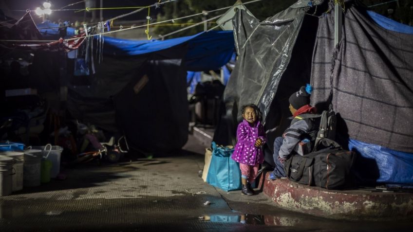 Desalojan a decenas de migrantes de campamento en Ciudad Juárez