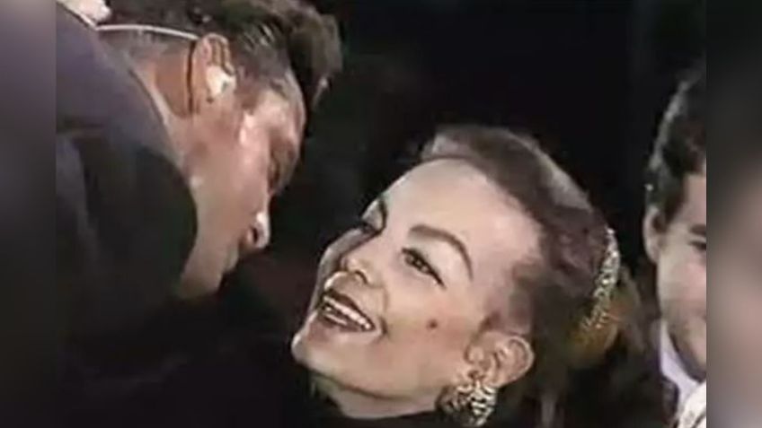 Luis Miguel revive en redes el apasionado beso que le dio a María Félix en pleno escenario