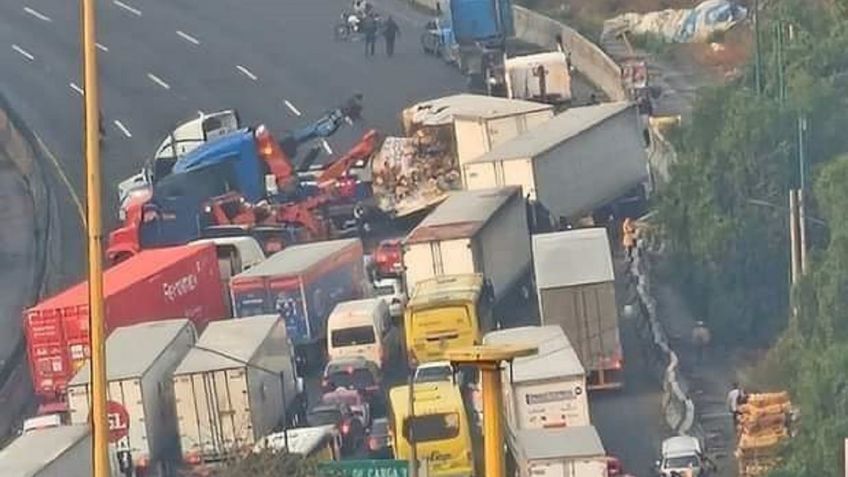 Caos en la México-Querétaro: las impactantes imágenes de la volcadura de un tráiler en Punta Norte