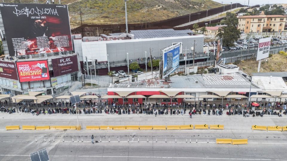 Cientos de personas esperan en la frontera la aprobación de su ingreso a Estados Unidos.