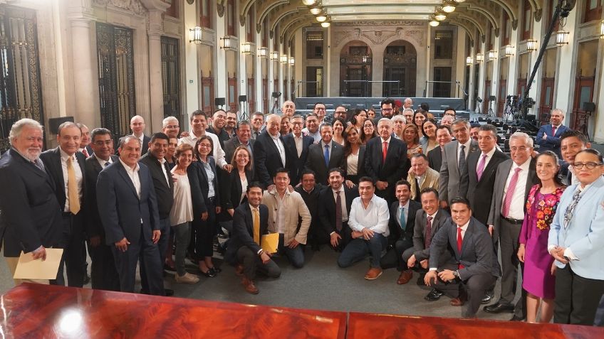 AMLO recibe a gobernadores de la 4T en Palacio Nacional