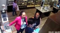 VIDEO | Captan a mujeres robando exclusivos lentes: lo intentan varias veces hasta que logran llevárselos en Jalisco