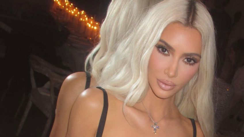 Kim Kardashian deslumbra con un crop top azul cobalto en Nueva York