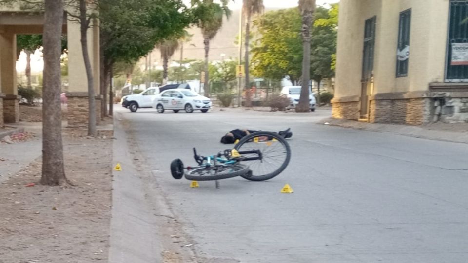 El joven fue encontrado con una bicicleta y un carro de juguete. FOTO TW: @vivavoznoticias