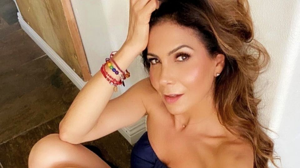 La guapa cantante y actriz derrocha estilo con sus looks de playa.