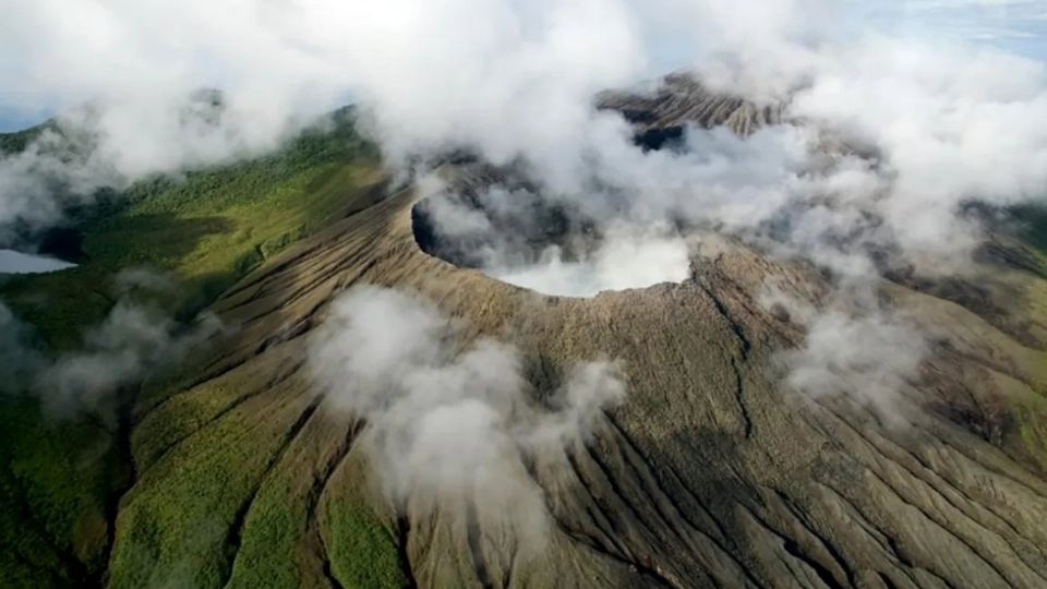 El volcán se encuentra en el centro geográfico de Costa Rica.