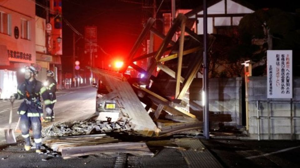 El sismo provocó daños leves en algunas calles de Tokio.