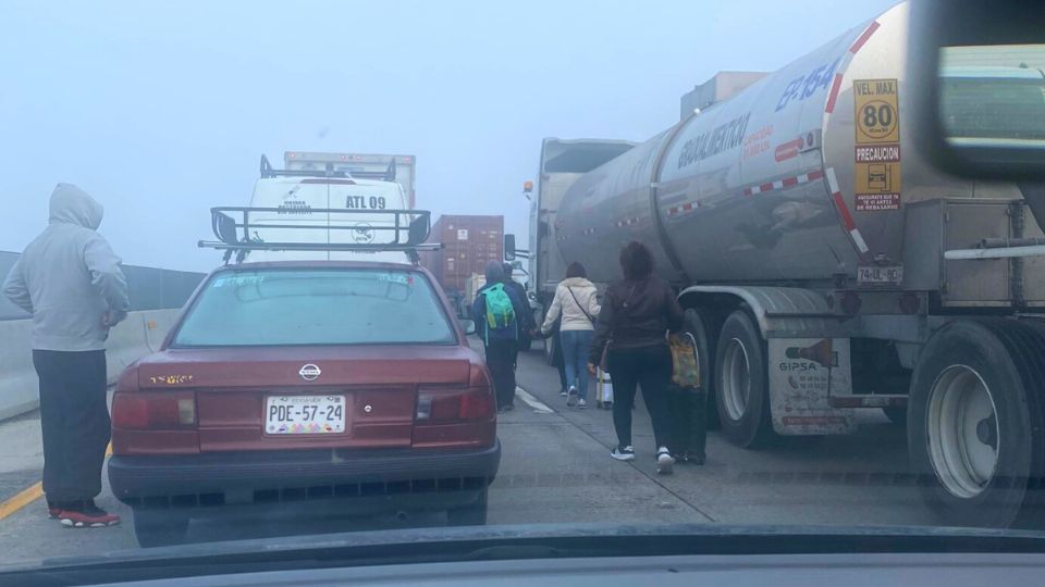 Usuarios compartieron fotografías y videos de la carga vehicular.