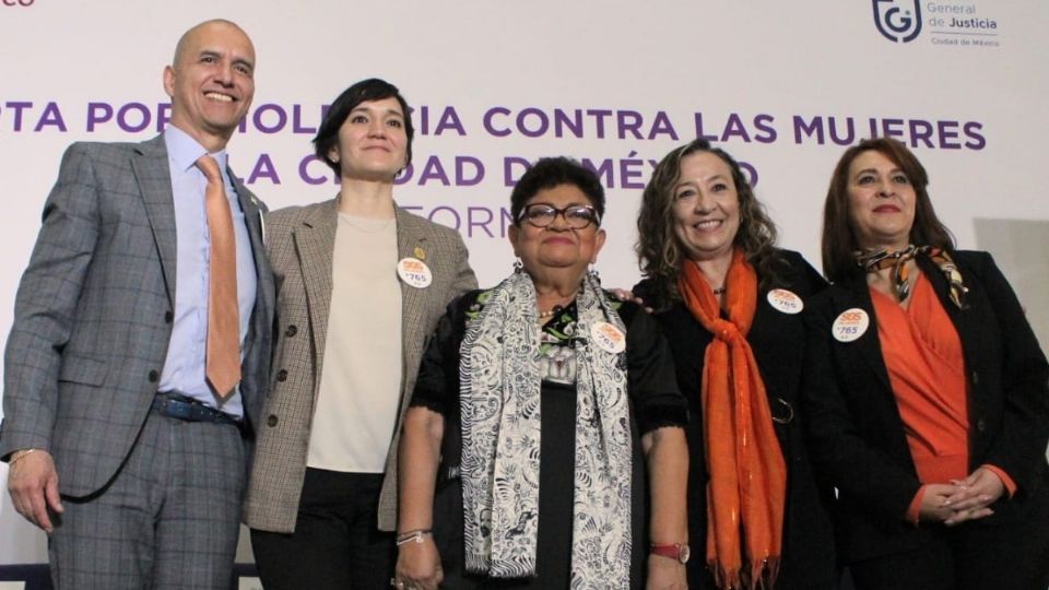 Autoridades capitalinas durante la presentación del informe de avance contra la violencia contra las mujeres