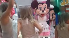 Tunden a la mamá que perreó hasta el piso en la fiesta infantil de su hija frente a Minnie Mouse