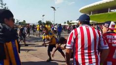 VIDEO | ¡Reprobable! Aficionados de Tigres y Chivas se agarran a golpes frente a decenas de niños y familias