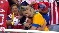 ¡Se llevaron el partido! Aficionada de Tigres consuela a un pequeño fan de Chivas tras perder el campeonato