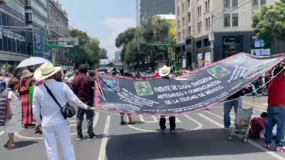 Los artesanos bloquean Eje Central.