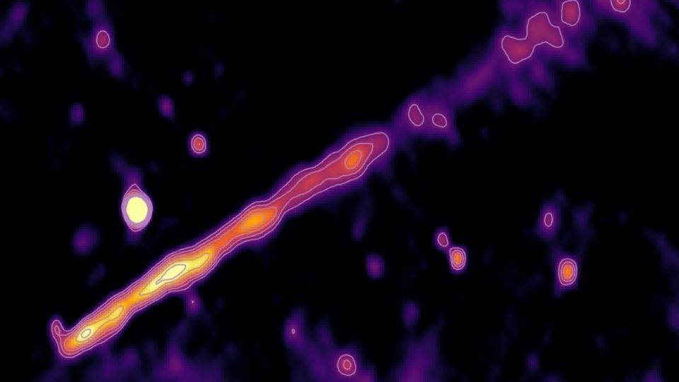 El objeto fue descubierto por el radiotelescopio MeerKAT de Sudáfrica y se encuentra ubicado a una distancia de 26 mil 700 años luz de la Tierra.