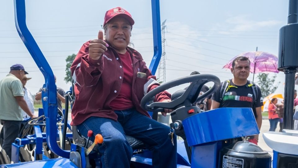 Las mujeres son apoyadas para profesionalizarse en el uso de maquinaria agrícola