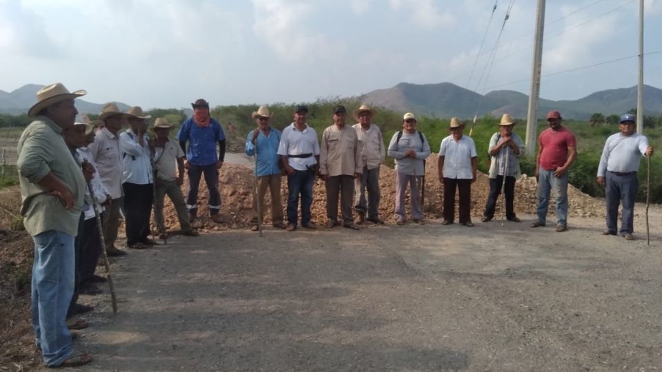 Señalaron que en días pasado un grupo de habitantes de San Dionisio del Mar, acudió con maquinaria, equipos y herramientas, para abrir una brecha